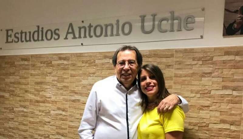 Antonio Uche con su hija Carolina en el estudio que lleva su nombre (Foto TA)
